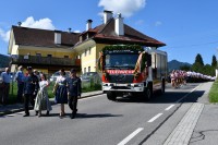 Festumzug mit dem neuen Fahrzeug zum Feuerwehrhaus